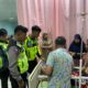 Personel Satlantas Polres Abdya mengevakuasi korban lakalantas ke RSUTP Abdya, untuk mendapatkan perawatan intensif. Foto direkam Selasa malam (30/4) lalu.Waspada/Syafrizal