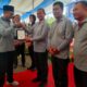 KETUA Panitia Peringatan Hari Buruh Internasional Kabupaten Deliserdang Ipan Suwandi menyerahkan plakat kepada Pj.Bupati Deliserdang Ir.Wiriya Alrahman, MM, pada peringatan Hari Buruh Internasional (May Day) Deliserdang Tahun 2024 di P3UD Deliserdang Tanjungmorawa, Selasa (14/5). (Waspada/Khairul K Siregar/B)