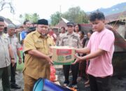 Pj Sekda Yusrizal saat menyerahkan bantuan masa panik. Waspada/Seh Muhammad Amin