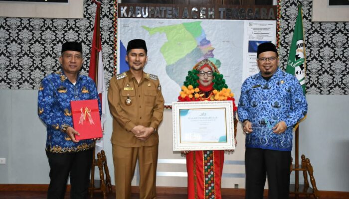 Juredah, Guru Pedalaman Di Agara Peroleh Penghargaan Dari Ibu Negara