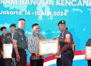 Sertu Eko Purwanto, Babinsa dari Kodim 0104/Aceh Timur menerima penghargaan bergengsi di tingkat nasional dalam Bangga Kencana serta percepatan penurunan stunting dari Kepala Badan Kependudukan dan Keluarga Berencana Nasional (BKKBN), Dr. (H.C.) dr. Hasto Wardoyo, Sp.OG(K), bersama Waaster Panglima TNI Brigadir Jenderal TNI Terry Tresna Purnama, S.I. Kom., M.M, Selasa (14/5). Waspada/ist