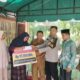 Unsur Muspika Lembah Sabil, menyerahkan santunan hasil donasi, kepada keluarga warga Desa Ladang Tuha II, yang meninggal dunia di Malaysia, akibat kecelakaan kerja. Selasa (14/5).Waspada/Syafrizal