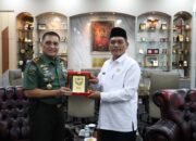 Rektor Institut Agama Islam Negeri (IAIN) Langsa Prof. Dr. Ismail Fahmi Arauf Nasution, MA melakukan kunjungan silaturahmi ke Panglima Daerah (Pangdam) Iskandar Muda (IM) Mayjen TNI Niko Fahrizal, M. Tr.(Han) di ruang kerjanya, Selasa (14/5). Waspada/ist