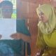 Korban Siti Maimunah Sinaga, 24, (kanan) bersama kerabatnya Mudahman Sinaga (kiri) mendapat jamuan Ketua PPTSB Pematangsiantar, Selasa (21/5) dan mengisahkan ketika menjadi PRT mendapat penganiayaan dari majikannya seorang oknum dosen selama dua tahun terakhir hingga penglihatannya kabur serta kepala dan wajahnya luka-luka.(Waspada-Edoard Sinaga).