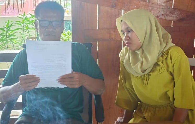 Korban Siti Maimunah Sinaga, 24, (kanan) bersama kerabatnya Mudahman Sinaga (kiri) mendapat jamuan Ketua PPTSB Pematangsiantar, Selasa (21/5) dan mengisahkan ketika menjadi PRT mendapat penganiayaan dari majikannya seorang oknum dosen selama dua tahun terakhir hingga penglihatannya kabur serta kepala dan wajahnya luka-luka.(Waspada-Edoard Sinaga).