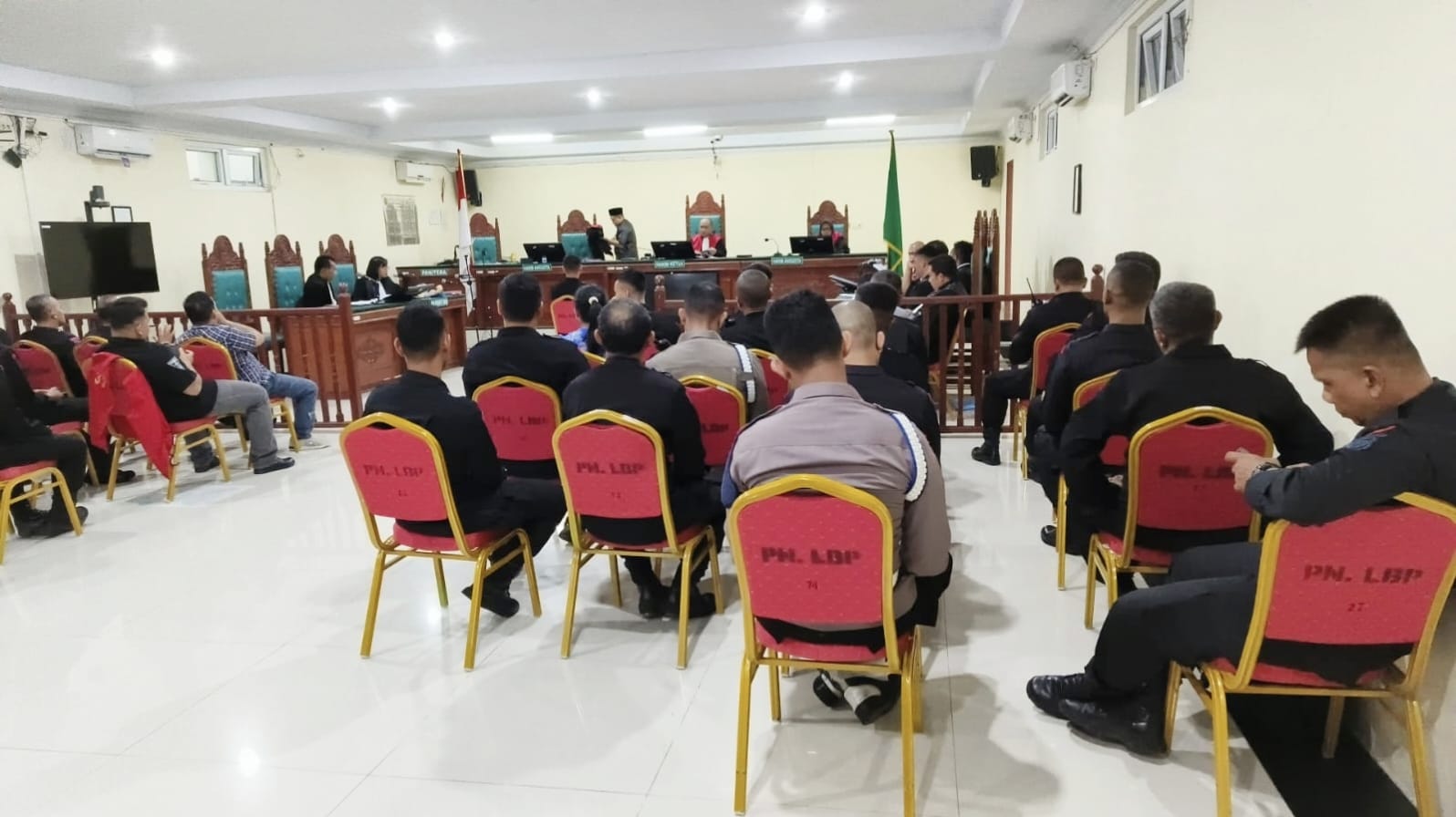 Suasana dalam persidangan. (Waspada/ist)