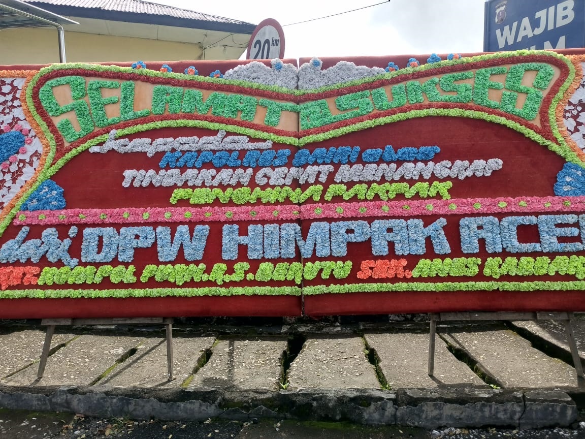 Salah satu papan bunga ucapan apresiasi kepada Polres Dairi yang dipasang di Mako Polres Dairi, Sidikalang. (Waspada/Ist)