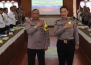 Wakapolres Kompol Ahmad Wahyudi (kiri berdiri tengah) mewakili Kapolres AKBP Yogen Heroes Baruno menyambut Tim Bidkum Poldasu pimpinan Ketua Tim AKBP Dadi Purba (kanan berdiri tengah) yang melaksanakan penyuluhan hukum tentang Perkaba No. 1 tahun 2022 di aula Widya Satya Brata Mapolres, Jl. Jend. Sudirman, Selasa (14/5) sore.(Waspada-Ist).