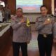 Wakapolres Kompol Ahmad Wahyudi (kiri berdiri tengah) mewakili Kapolres AKBP Yogen Heroes Baruno menyambut Tim Bidkum Poldasu pimpinan Ketua Tim AKBP Dadi Purba (kanan berdiri tengah) yang melaksanakan penyuluhan hukum tentang Perkaba No. 1 tahun 2022 di aula Widya Satya Brata Mapolres, Jl. Jend. Sudirman, Selasa (14/5) sore.(Waspada-Ist).