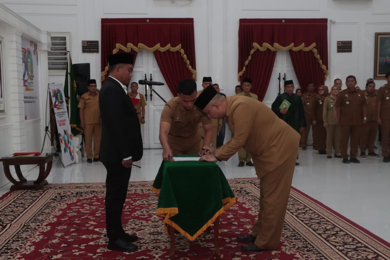 Bupati Sergai H. Darma Wijaya melantik pejabat JPT Pratama Kab. Sergai. Waspada/ist