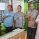 Tampak Kasubbag Tata Usaha Kankemenag Langsa, Jakfar didampingi Cut Maria dan Islamsyah saat melakukan cek tes urine terhadap 54 pegawai Kankemenag Kota Langsa, Jumat (3/5). Waspada/Rapian