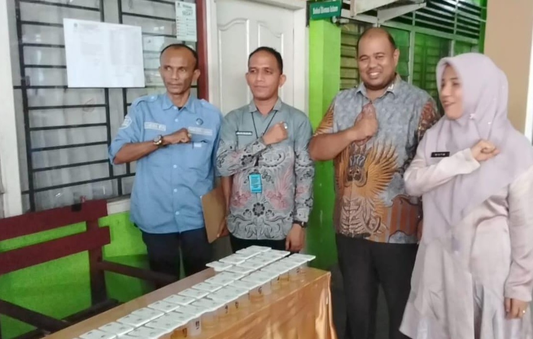 Tampak Kasubbag Tata Usaha Kankemenag Langsa, Jakfar didampingi Cut Maria dan Islamsyah saat melakukan cek tes urine terhadap 54 pegawai Kankemenag Kota Langsa, Jumat (3/5). Waspada/Rapian