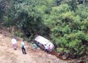 Ambulans Bawa Jenazah Jatuh Ke Jurang Di Samosir