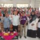 Kepala Dinas Pangan, Pertanian, Kelautan dan Perikanan Kota Langsa Banta Ahmad, SSt.Pi, didampingi Direktur Eksekutif Alishter, Ir. Syafrizal, berfoto bersama dengan para petani dan penyuluh, di Aula setempat, Rabu (15/5). Waspada/Rapian