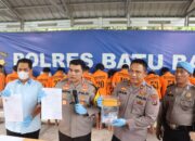Kapolres Batubara AKBP Taufiq Hidayat Thayeb didampingi Wakapolres Kompol Imam Alriyuddin dan Kasat Narkoba AKP Fery Kusnadi memaparkan kasus narkoba dari Januari hingga Mei 2024. (Waspada/ist)