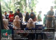GPM terlihat sibuk melayani masyarakat di Kantor Desa Pandan Sari untuk pengambilan kupon paket sembako, Selasa (14/5/2024). WASPADA/Ist