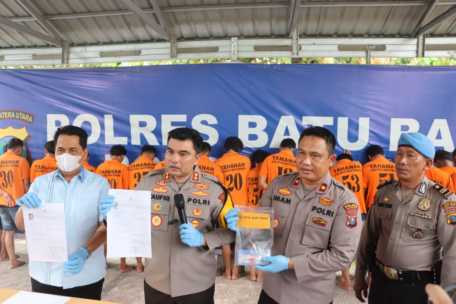 Kapolres Batubara AKBP Taufiq Hidayat Thayeb didampingi Wakapolres Kompol Imam Alriyuddin dan Kasat Narkoba AKP Fery Kusnadi memaparkan kasus narkoba dari Januari hingga Mei 2024. (Waspada/ist)