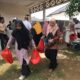 Ibu-ibu membawa pulang sembako murah pada pergelaran pasar yang digelar pada halaman Masjdi Gampong Baet, Kecamatan Baitussalam, Aceh Besar, Rabu (22/5). (Waspada/Ist)