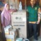 Siti Adewiyah Hasibuan, menerima bantuan modal usaha dari Baznas Palas, berupa lemari es dan peralatan masak. Waspada/Ist
