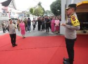 Kapoldasu Sumut, Irjen Pol Agung Setya Imam Effendi diterima Kapolres Taput, AKBP Ernis Sitinjak saat kunker ke Mapolres Taput, Selasa (14/5) sore. Waspada/ist