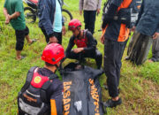 Korban tenggelam tiga hari lalu di aliran sungai Krueng Aceh, di bawah jembatan Reudeup-Jruek, Gampong (desa) Reudeup, Kecamatan Montasik, Kabupaten Aceh Besar, ditemukan sudah meninggal dunia, Rabu (15/5) pagi. (Waspada/Ist)