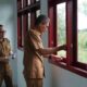Asisten III Sekdakab Jamaluddin mengecek langsung bahan pembangunan gedung SDN Bak Sukon Kecamatan Kuta Cot Glie, Aceh Besar, Selasa (21/5). (Waspada/Ist)