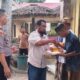 Manajer PT. Socfindo Bangun Bandar Fachry Zein didampingi Kapolsek Dolokmasihul AKP Zulham saat menyerahkan bantuan bahan pokok kepada warga binaan Polsek Dolokmasihul, Selasa (21/5) kemarin di Mapolsek di Desa Martebing. (Waspada/Ist)