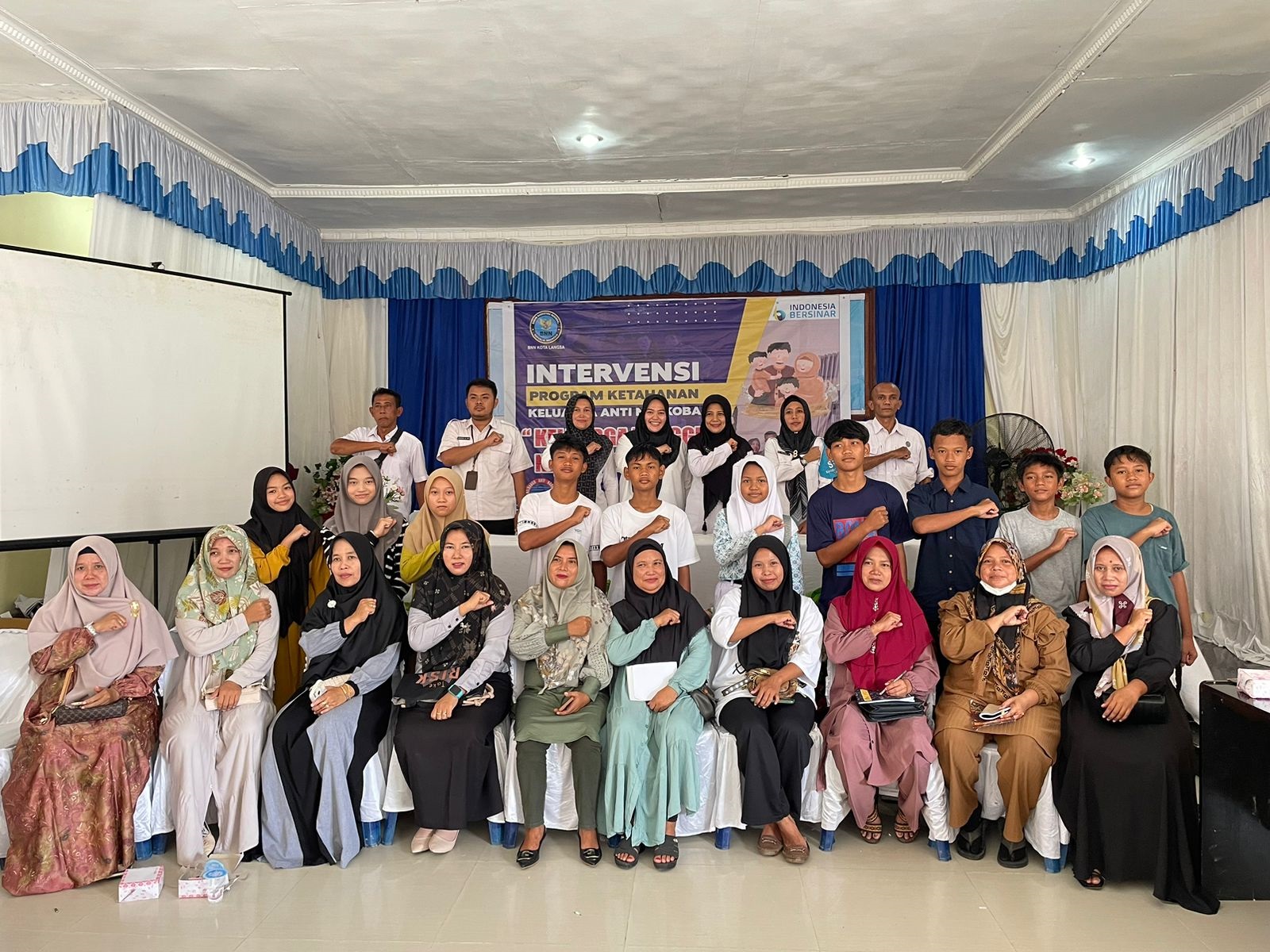 Kepala BNN Kota Langsa, Kompol Dr H Muhammad Dahlan SH, MH, melalui Katim Pencegahan Seksi P2M, Cut Maria S.Sos, didampingi Humasnya, Islamsyah berfoto bersama saat menggelar intervensi program ketahanan keluarga anti narkoba, di Aula Gampong Pondok Pabrik, Kecamatan Langsa Lama, Rabu (15/5). Waspada/Rapian