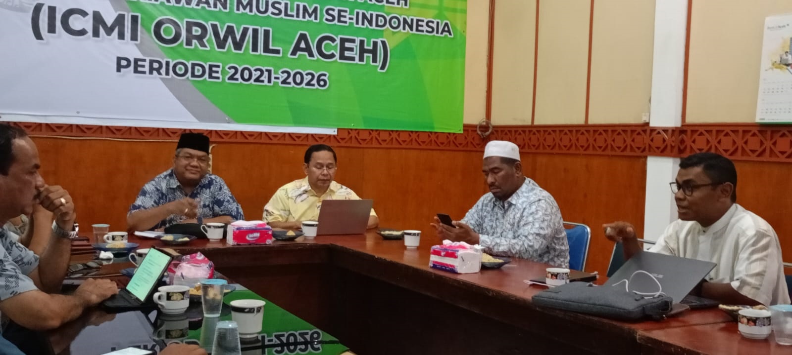 Ketua MPW ICMI Aceh Dr.Taqwaddin sedang memimpin rapat penerimaan SK baru tentang penyempurnaan Pengurus ICMI Aceh di Sekretariat ICMI Komplek Bapperis Banda Aceh, Rabu (15/05/24). (Waspada/T.Mansursyah)