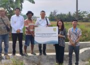 Arum P. Handayani Head of Legal & Corporate Affairs Regal Springs Indonesia memberikan CSR dalam bentuk bangunan irigasi kepada Kades Naga Kisar Ahmad,SH didampingi Camat Pantai Cermin Andy Akbar Perdana, S. STP. M. SP, dan P3A Pantai Cermin. Waspada/Darmawan.