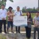 Arum P. Handayani Head of Legal & Corporate Affairs Regal Springs Indonesia memberikan CSR dalam bentuk bangunan irigasi kepada Kades Naga Kisar Ahmad,SH didampingi Camat Pantai Cermin Andy Akbar Perdana, S. STP. M. SP, dan P3A Pantai Cermin. Waspada/Darmawan.