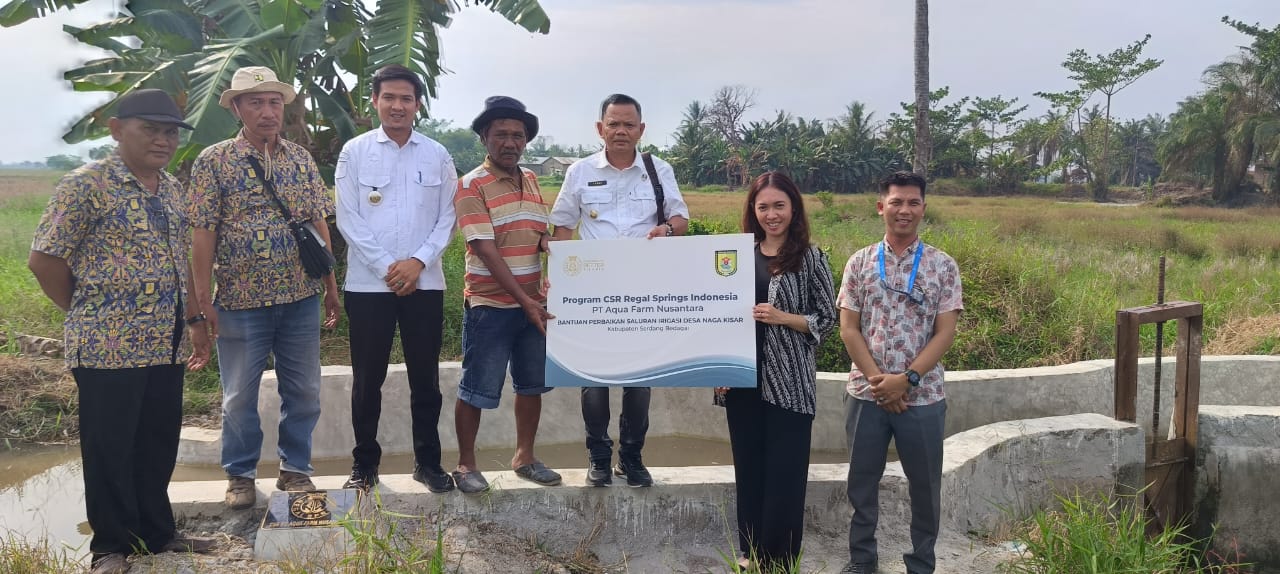 Arum P. Handayani Head of Legal & Corporate Affairs Regal Springs Indonesia memberikan CSR dalam bentuk bangunan irigasi kepada Kades Naga Kisar Ahmad,SH didampingi Camat Pantai Cermin Andy Akbar Perdana, S. STP. M. SP, dan P3A Pantai Cermin. Waspada/Darmawan.