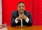Ketua Teknis KIP Kota Langsa Muhammad Alfadhal, M.Si kepada wartawan, Jumat (3/5) diruang kerjanya. Waspada/Rapian