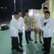 Wakil Bupati Asahan Taufik Zainal Abidin Siregar, bersama Forkopimda menyerahkan trophy juara umum MTQ ke-55 Kab Asahan kepada Kafilah Seikepayang. Waspada/Ist