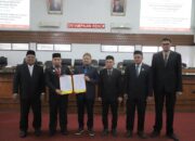 Penjabat Bupati Aceh Besar Muhammad Iswanto didampingi Ketua DPRK Aceh Besar Iskandar Ali SPd MSi, wakil Ketua DPRK Aceh Besar, dan pejabat terkait lainnya foto bersama pada kegiatan penutupan Rapat Paripurna DPRK Aceh Besar dengan agenda penyampaian Rekomendasi DPRK Aceh Besar terhadap Laporan Pertanggungjawaban Bupati Aceh Besar Tahun Anggaran 2023 di Gedung DPRK Aceh Besar, Rabu (15/5). (Waspada/Ist)