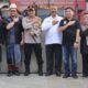Kapolres AKBP Yogen Heroes Baruno (enam kiri) pose bersama unsur Forkopimda lainnya saat peluncuran tahapan pemilihan wali kota dan wakil wali kota Pematangsiantar 2024 dari KPU selaku penyelenggara di lapangan parkir pariwisata, Jl. Merdeka, Rabu (15/5) sore.(Waspada-Ist).