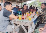 Bacabup Agara, Salim Fakhry saat berdialog dengan masyarakat dan para tokoh Desa Kuta Batu I. Waspada/Seh Muhammad Amin