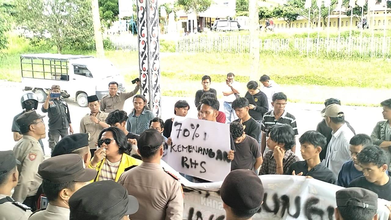 Tabur Bunga Dan Bakar Ban, Mahasiswa Aksi Jilid Dua Di Kantor KPU Simalungun Tabur Bunga Dan Bakar Ban, Mahasiswa Aksi Jilid Dua Di Kantor KPU Simalungun