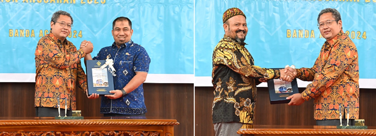 Kepala Kantor Perwakilan BPK Provinsi Aceh Rio Tirta menyerahkan WTP yang ke -12 yang diraih Pemkab Aceh Besar kepada Pj. Bupati Aceh Besar Muhammad Iswanto dan Ketua DPRK (Dewan Perwakilan Rakyat Kabupaten) Aceh Besar Iskandar Ali, di Aula Kantor Perwakilan BPK Provinsi Aceh, Kota Banda Aceh, Kamis (2/5). (Waspada/Ist)