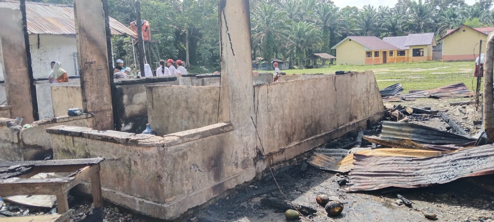 SDN 0801 Pinarik Dilalap Sijago Merah, Beberapa Bangunan Habis Terbakar SDN 0801 Pinarik Dilalap Sijago Merah, Beberapa Bangunan Habis Terbakar