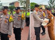 Kapolres Langsa, AKBP Andy Rahmansyah, SIK, SH, MH memberikan penghargaan kepada Kapolsek Langsa Barat, Iptu Hufiza Fahmi, SH, MH dan personel atas keberhasilan dalam pengungkapan narkotika di Gp. S.Pauh Firdaus, Kec. Langsa Barat di lapangan apel Mapolres Langsa, Senin (27/5). Waspada/dede