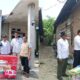 Kalaksa BPBD Agara, Mohd Asbi ST, MM baju putih di tengah saat menyerahkan bantuan. Waspada/Seh Muhammad Amin