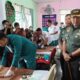 Komandan Korem 022/Pantai Timur, Kolonel Inf Tagor Rio Pasaribu, SE didampingi Kepala Rumah Sakit Tentara Pematangsiantar Mayor Ckm dr. Ivan Paulus Gunata, Sp.KJ, MARS, saat menghadiri kegiatan sunatan massal di Yayasan RRABK di Jalan Asahan Km 3.5 Nagori Pamatang Simalungun, Kec. Siantar, Kab. Simalungun, Kamis (23/5).(Waspada/ist)