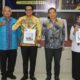 Wali Kota Susanti Dewayani (empat kanan) pose bersama Kepala BPK RI Perwakilan Sumut Eydu Oktain Panjaitan (lima kanan) dan lainnya usai menerima LHP atas LK TA 2023 di kantor BPK RI Perwakilan Sumut di Kota Medan, Rabu (22/5), dimana Pemko Pematangsiantar meraih opini WTP ketiga kalinya berturut-turut.(Waspada-Ist).