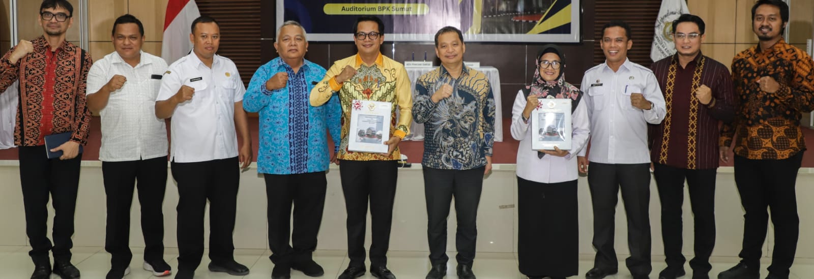 Wali Kota Susanti Dewayani (empat kanan) pose bersama Kepala BPK RI Perwakilan Sumut Eydu Oktain Panjaitan (lima kanan) dan lainnya usai menerima LHP atas LK TA 2023 di kantor BPK RI Perwakilan Sumut di Kota Medan, Rabu (22/5), dimana Pemko Pematangsiantar meraih opini WTP ketiga kalinya berturut-turut.(Waspada-Ist).
