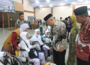 Sekda Palas, Arpan Nasution kembali mengingatkan jemaah calon haji supaya jmenaga kekompakan, dan kesehatan sebelum bertolak ke Bandara Kualanamu, ketika di Asrama Haji Medan. (Waspada/Ist)