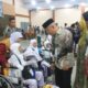 Sekda Palas, Arpan Nasution kembali mengingatkan jemaah calon haji supaya jmenaga kekompakan, dan kesehatan sebelum bertolak ke Bandara Kualanamu, ketika di Asrama Haji Medan. (Waspada/Ist)