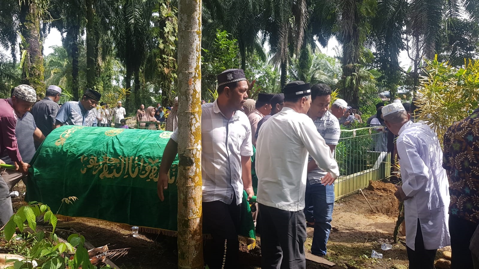 SUASANA Pemakaman Almarhum Sahdin Berampu, SH di Pemakaman Keluarga Kampung Baru dengan ratusan pengantar. (Waspada/Khairul Boangmanalu)