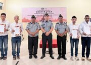 Kalapas Lubukpakam, Alanta Imanuel Ketaren berfoto bersama saat pemberian surat remisi kepada perwakilan warga binaan. (Waspada/ist).