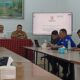 Divisi Teknis dan Penyelenggara KPU Sergai Erdian Wirajaya, didampingi Ketua KPU Sergai Agusli Matondang, Ketua Bawaslu Sergai Erwin Sahputra Saragih saat membuka sesi tanya jawab sosialisasi calon Perseorangan Pilkada Sergai, Selasa (30/4)sore kemarin di aula Pondok Sinangkung Sei Rampah. (Waspada/Darmawan)